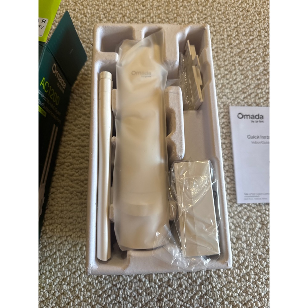 TP-Link Omada AC1200 Wireless MU-MIMO Gigabit Indoor Outdoor Access Point EAP225